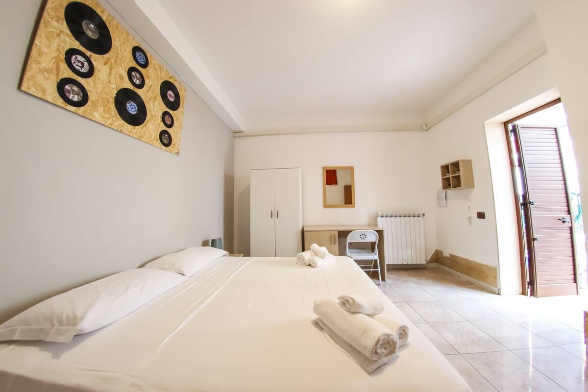 Family Room | Premium bedding, WiFi (free), individually furnished, bed sheets