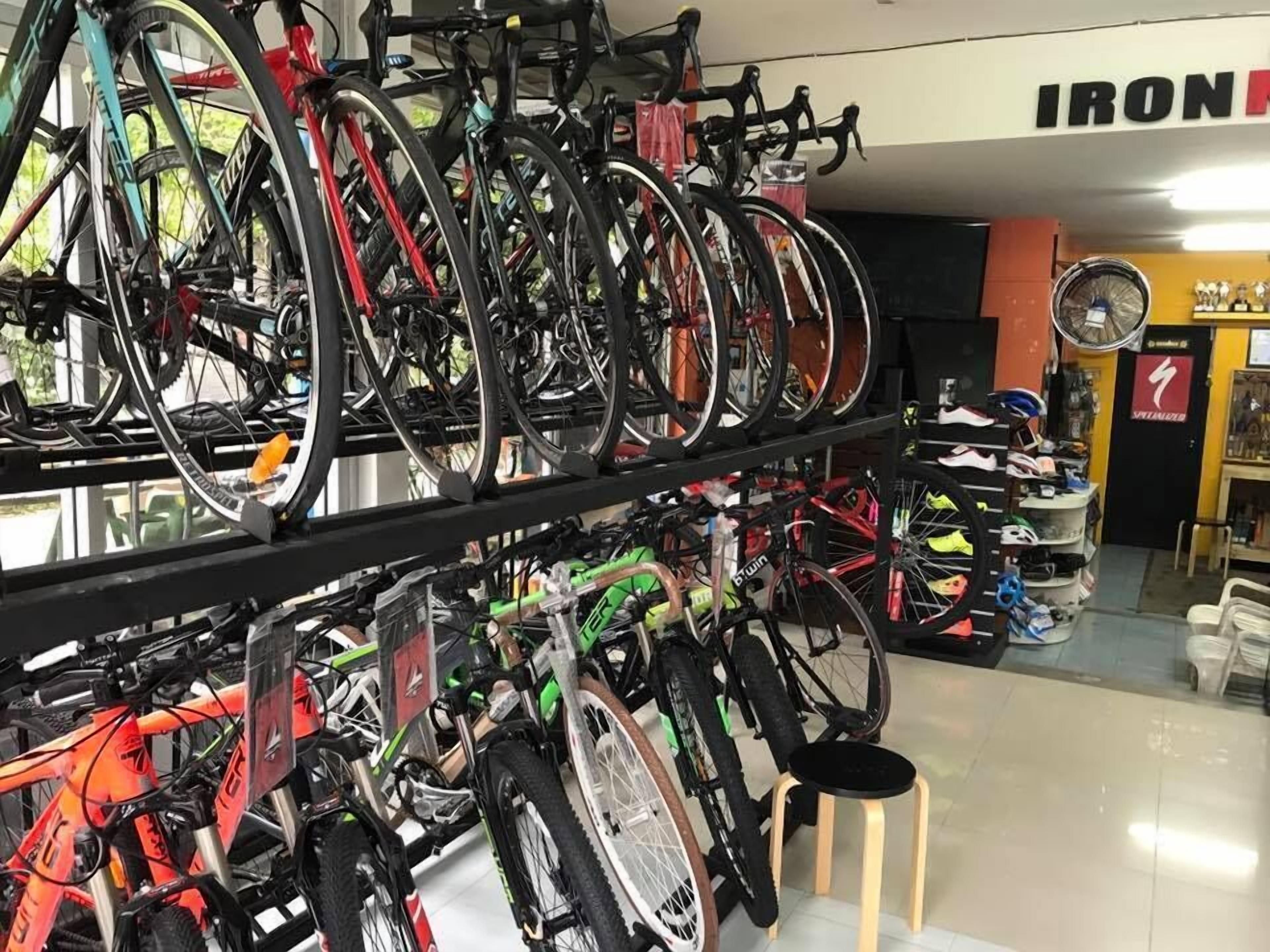 Una tienda de bicicletas con varias bicicletas expuestas y un cartel que dice "IRON".