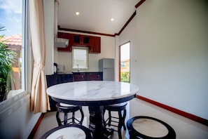 2-Bedroom House | Cuisine privée | Cafétière à espresso, cafetière-théière, réfrigérateur