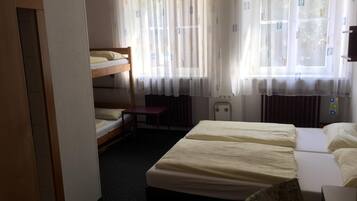 Individuell dekoriert, individuell eingerichtet, Schreibtisch