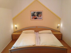 Comfort Double Room | Individually decorated, individually furnished, desk, laptop workspace - Jugendhotel Nuernberg (Nuremberg)