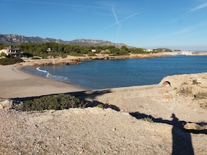 Una spiaggia nelle vicinanze