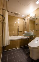 Bañera con ducha, bañera profunda, secador de pelo, batas
