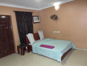 Deluxe Room | Desk, free WiFi - B & S Hotel (Lagos)