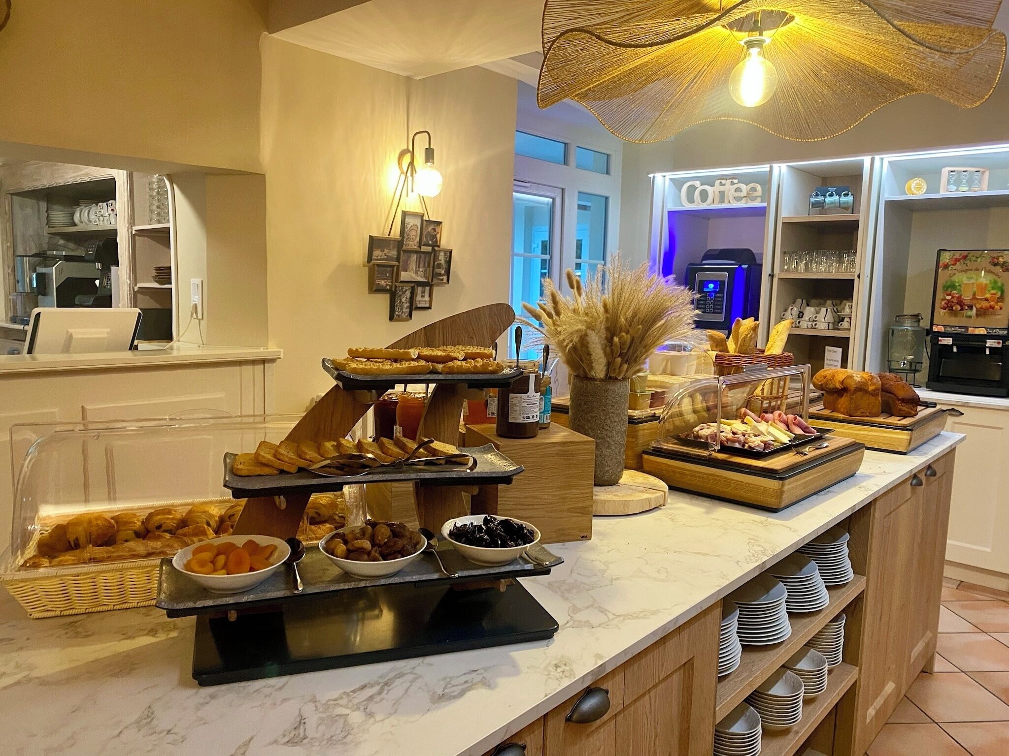 Petit déjeuner buffet (14 EUR par personne)
