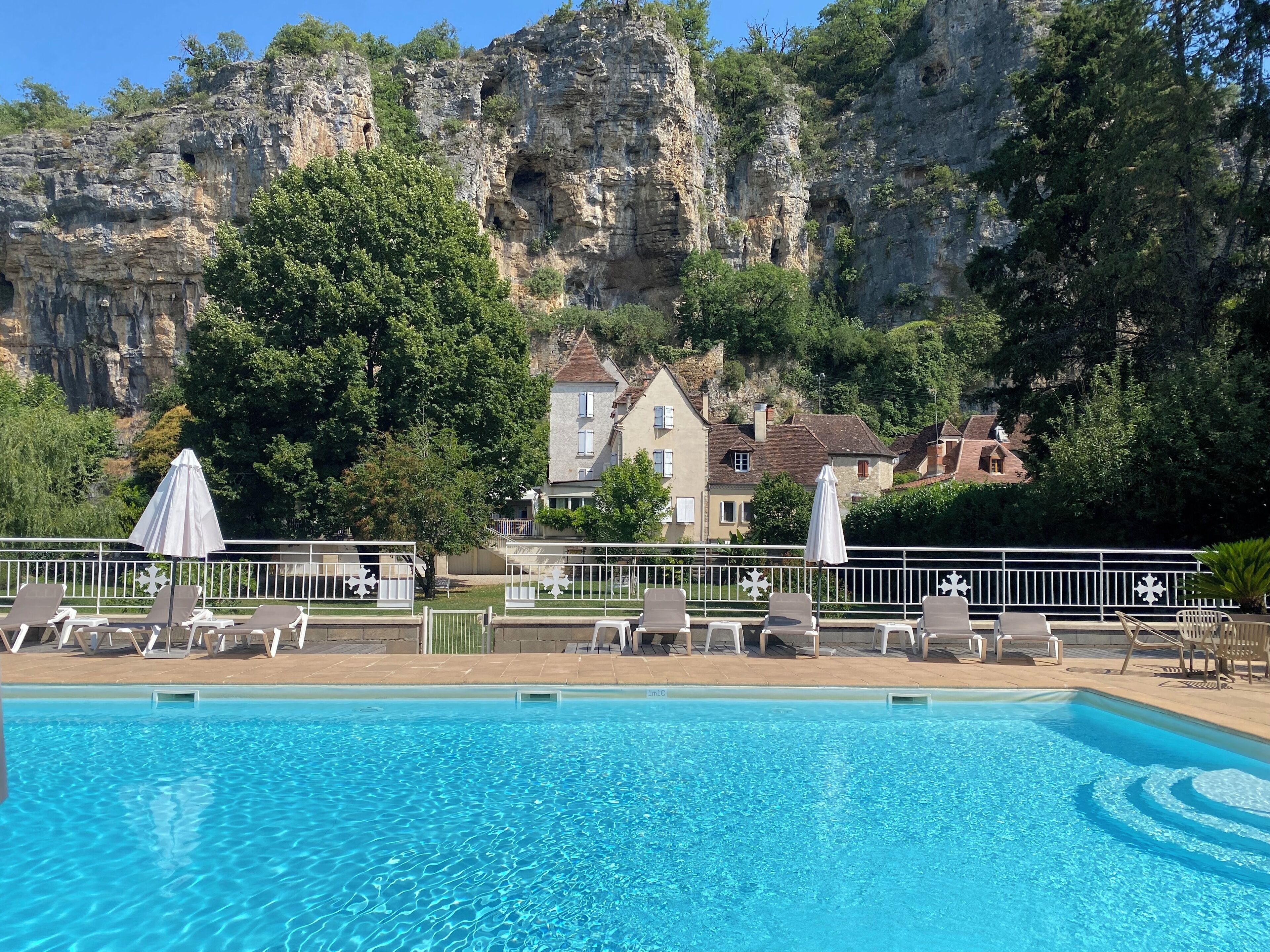 outdoor pool, open 9:00 am to 8:00 pm, free pool cabanas, pool umbrellas