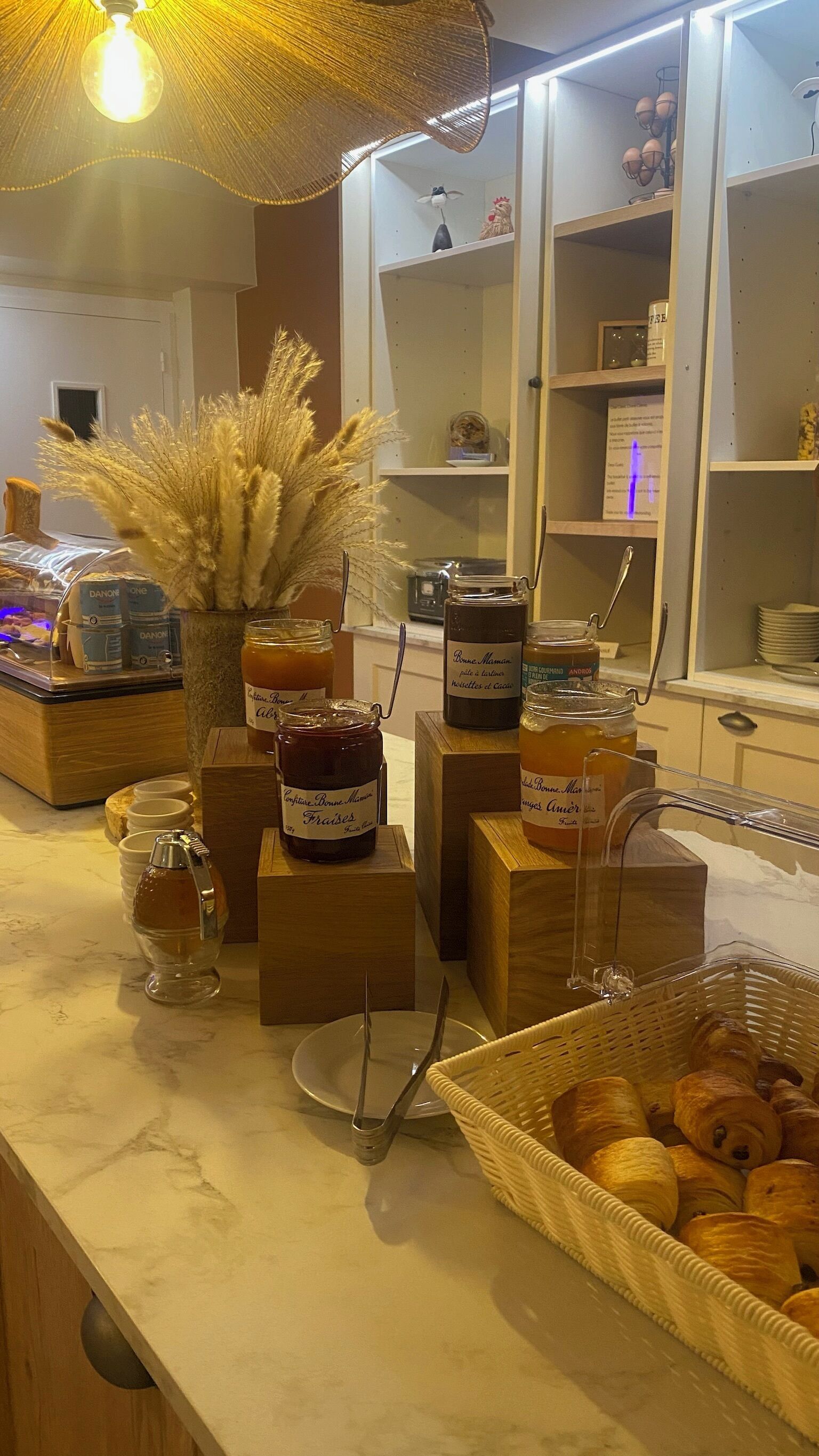 Un buffet della colazione con diversi cibi e condimenti.