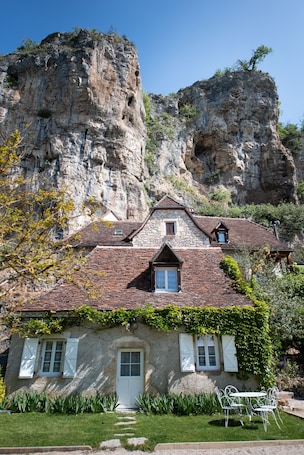 Exterior. Logis Hôtel Domaine les Falaises