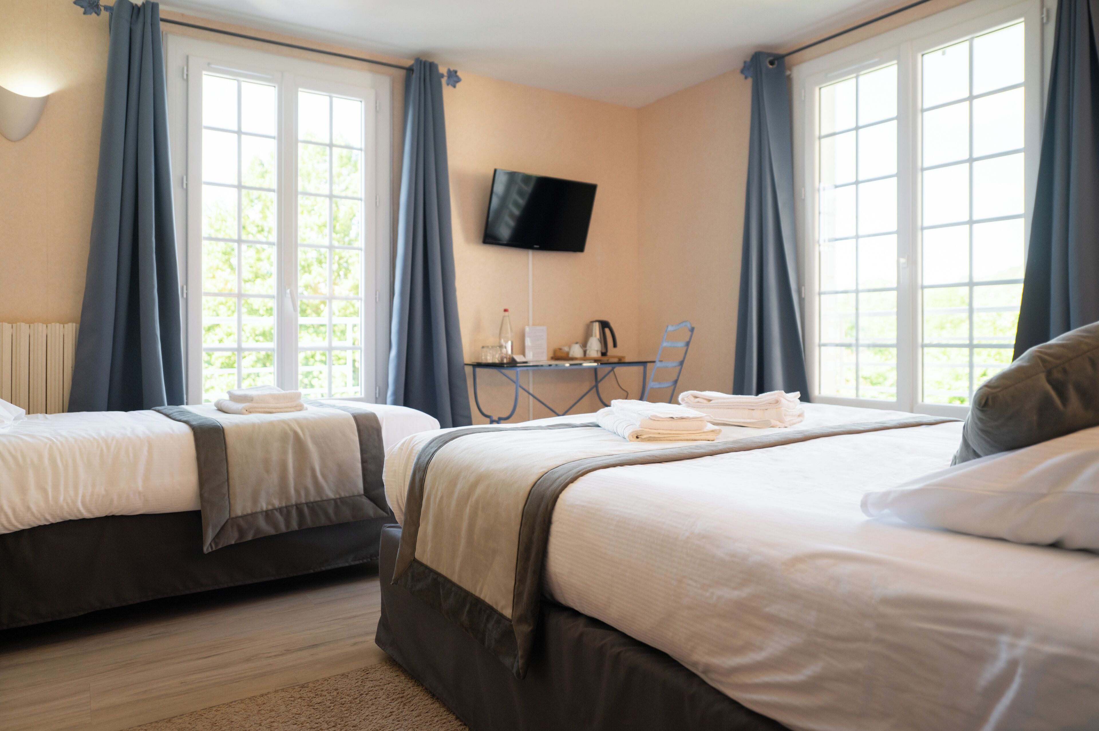 basic triple room | 2 bedrooms, individually furnished, desk, laptop workspace