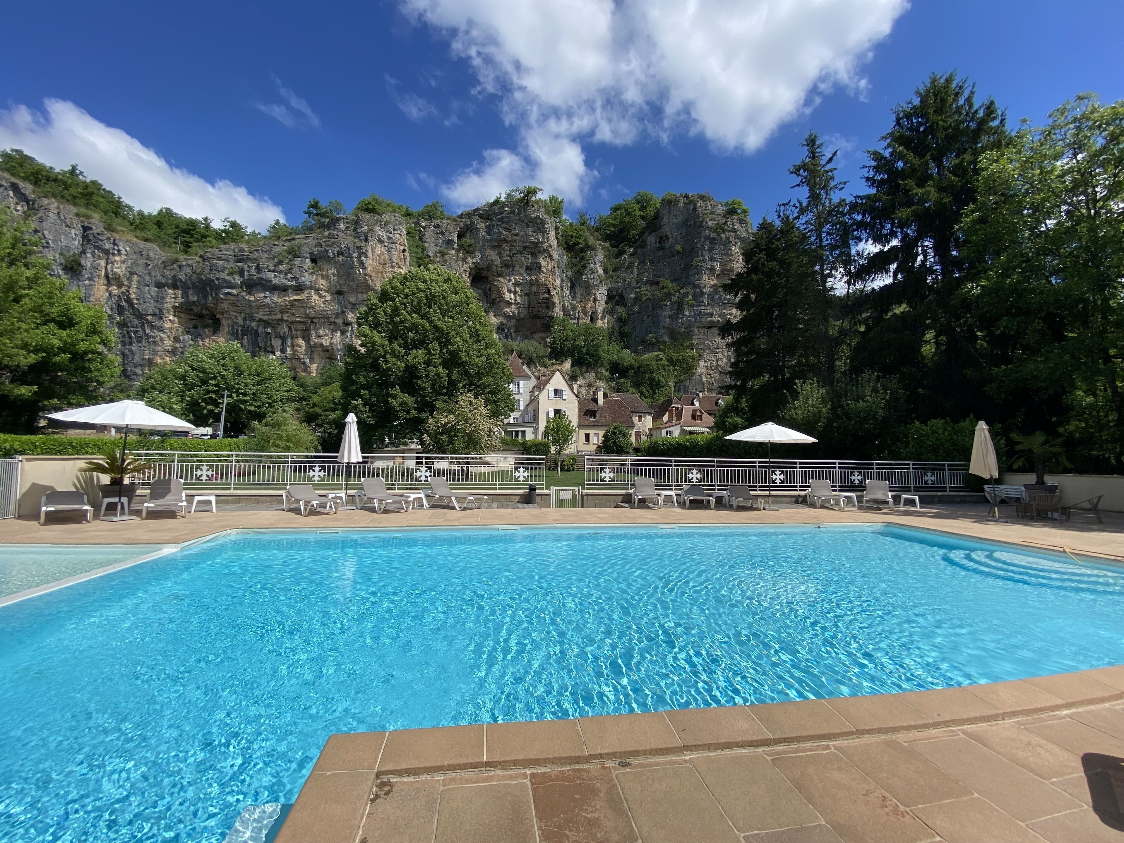Piscine extérieure, cabanons gratuits, parasols de plage