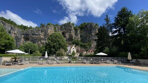 Una piscina al aire libre, cabañas de piscina gratuitas, sombrillas