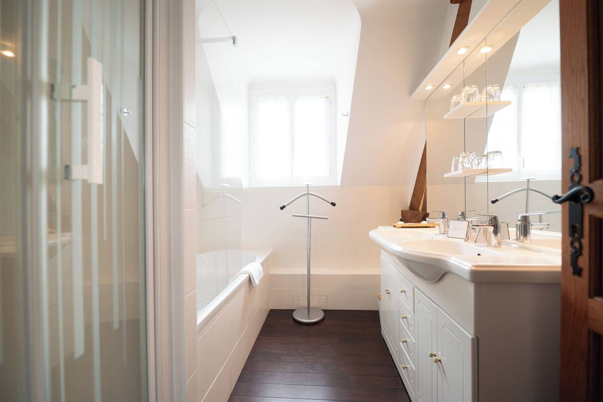 quadruple room | bathroom | free toiletries, hair dryer, towels, soap