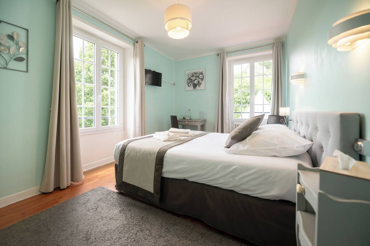 Standard Double Room | Desk, laptop workspace, blackout curtains, soundproofing