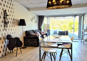 Standaard driepersoonskamer, en-suite badkamer (EQUI OPEN SPACE) | Dineren