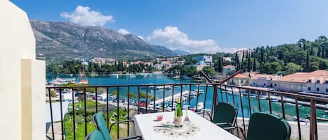 Apartment (Apartments & Rooms Mihajica- Two Bedr) | Balcony