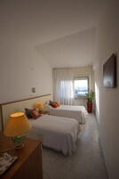 Cunas (de pago), wifi gratis, ropa de cama