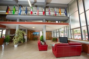 Lobby sitting area - Vesuvian Inn (Castellammare di Stabia)