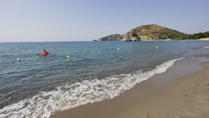 A beach with clear blue water, a sandy shore, and a rocky hill in the background. - Villaggio Residence Torre Saracena - Campsite (Camerota)