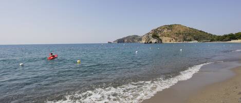 Plage privée, chaises longues, parasols