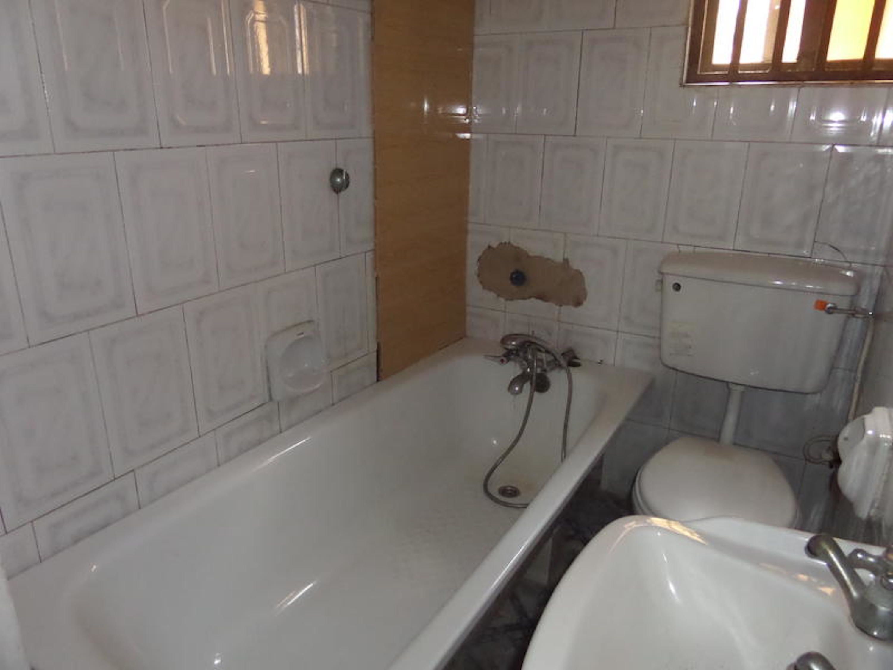 Un baño con bañera, inodoro y lavamanos.