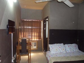 Standard Room | Desk, free WiFi, bed sheets - Peaceland Hotel Somulu (Lagos)