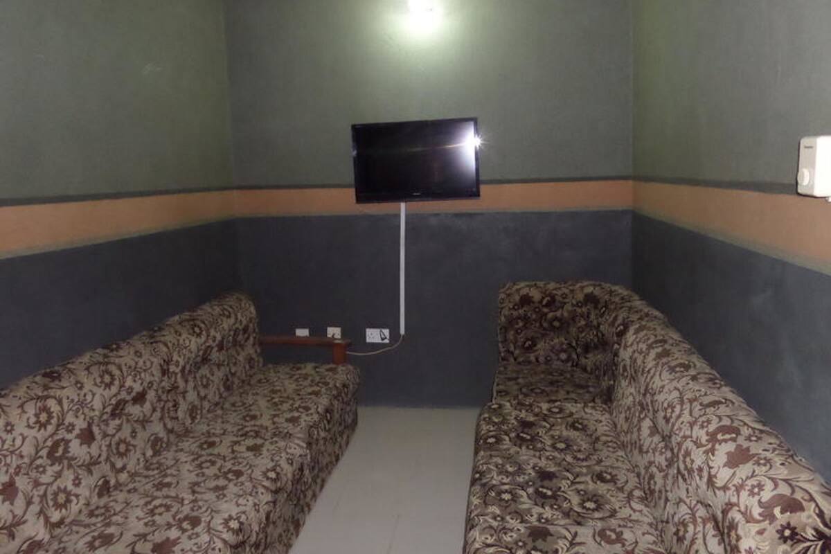 Executive Suite | Desk, WiFi (free), bed sheets