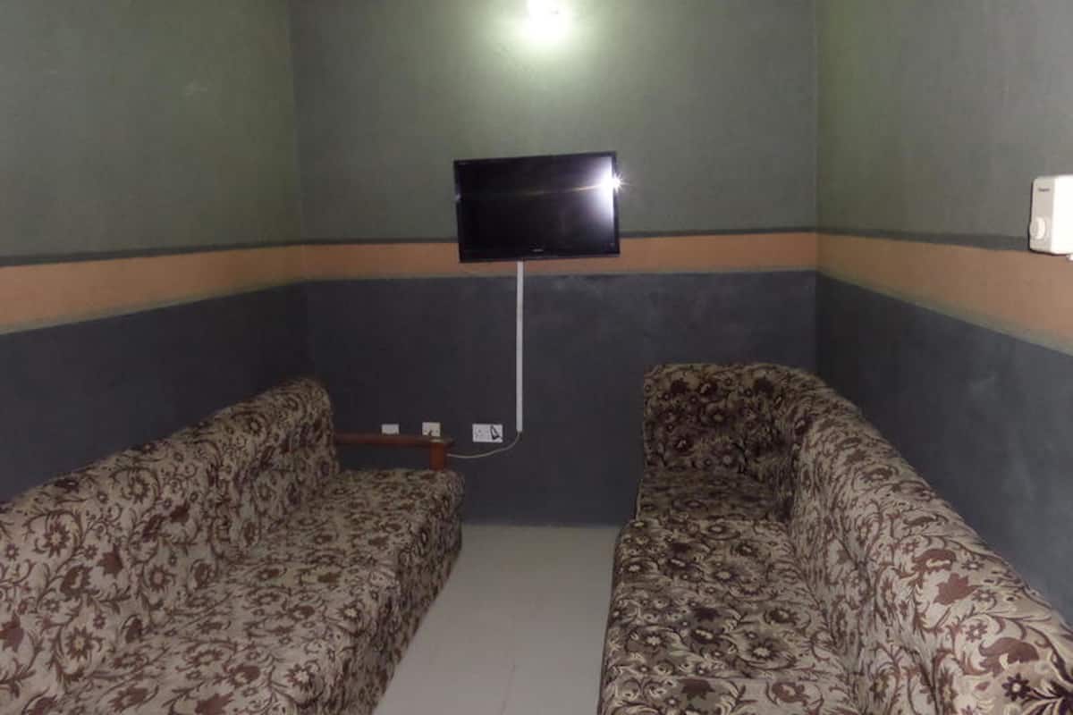 Executive Suite | Desk, free WiFi, bed sheets