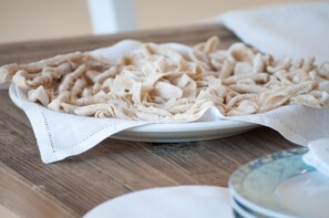 Frokost med lokale retter er inkludert hver dag