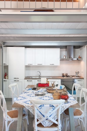 Studio, cuisine, dans les dépendances | Cuisine privée | Réfrigérateur, lave-vaisselle, cafetière/bouilloire