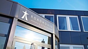 Un edificio moderno con un letrero que dice 'ROADHOUSE HOTEL'.