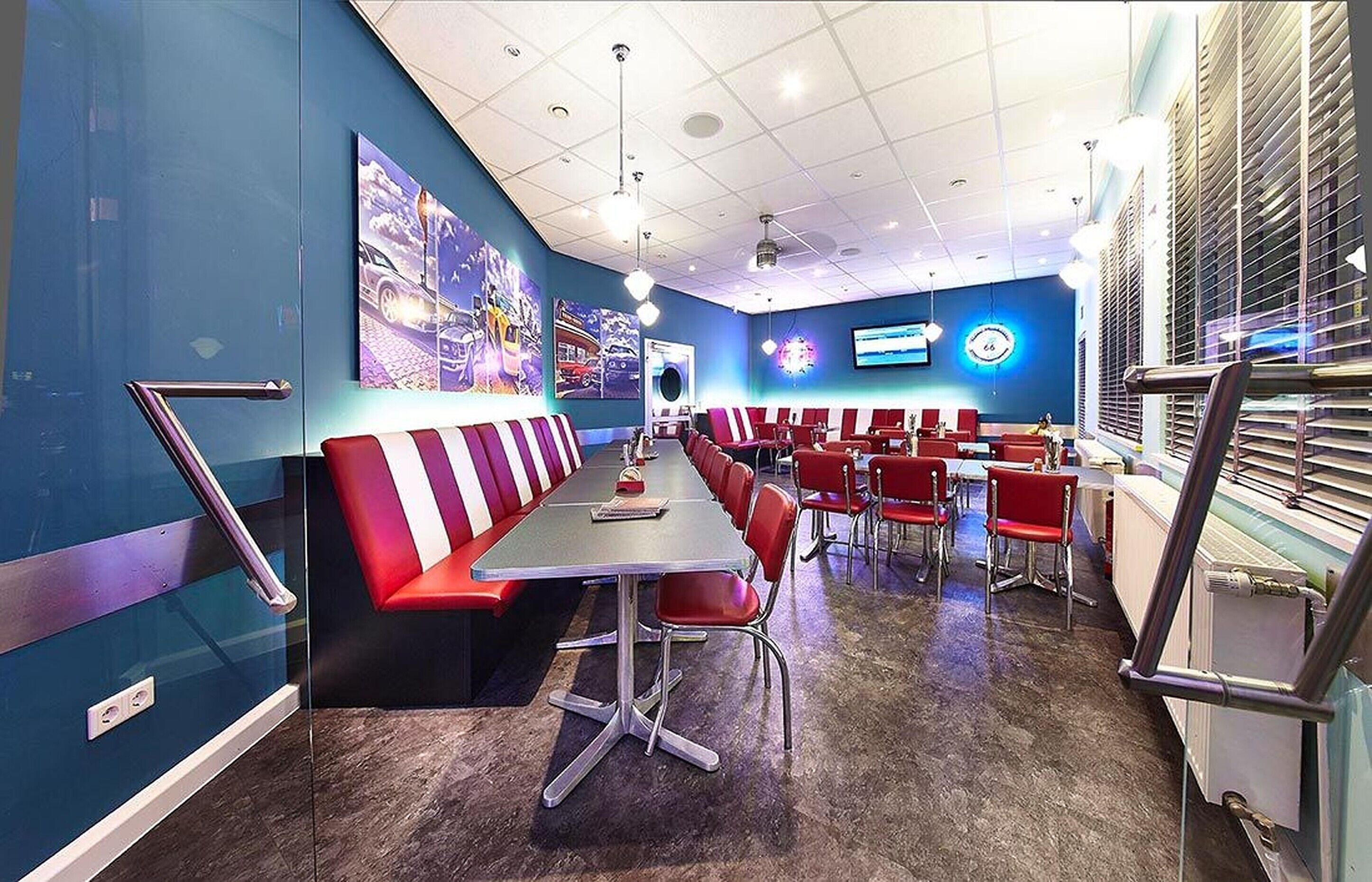 บริการอาหารกลางวันและอาหารเย็น