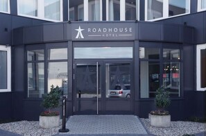 Property entrance - Road House Hotel (Paderborn)