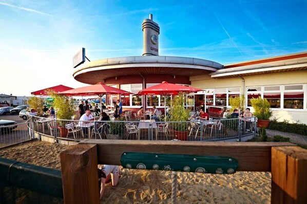 Lunch and dinner served - Road House Hotel (Paderborn)