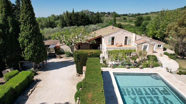 A house with a swimming pool, surrounded by well-maintained gardens and trees. - Le Vieux Platane (Cairanne)