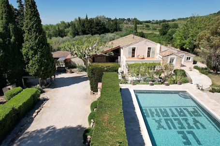 Exterior. Le Vieux Platane