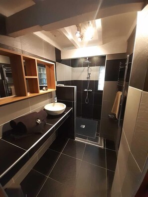 Room | Bathroom | Shower, rainfall showerhead, towels