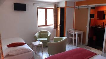 Room | Individually decorated, blackout drapes, free cribs/infant beds