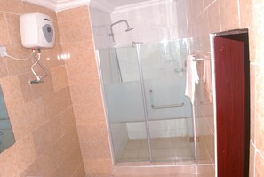 Shower, rainfall showerhead, free toiletries, towels - De Dreams Hotel & Suite (Lekki)