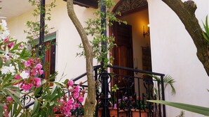 A building with a balcony, surrounded by various plants and flowers. - Nature, Relax and Sea view! (Massa Lubrense)
