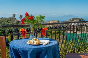 Outdoor dining - Nature, Relax and Sea view! (Massa Lubrense)