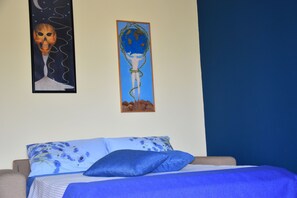 1 habitación, escritorio y tabla de planchar con plancha 