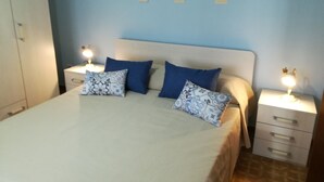 A bedroom with a bed, two bedside tables, and a wardrobe. - Nature, Relax and Sea view! (Massa Lubrense)