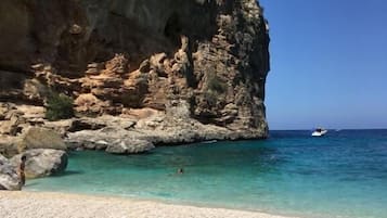 Una spiaggia nelle vicinanze