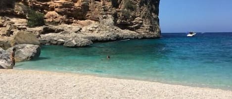 Una spiaggia nelle vicinanze