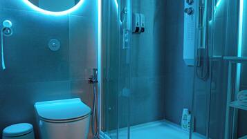 Standardzimmer | Badezimmer | Dusche, Haartrockner, Handtücher, Seife