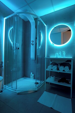 Shower, hair dryer, towels, soap - B&B Skyhouse Chiatamone  (Naples)