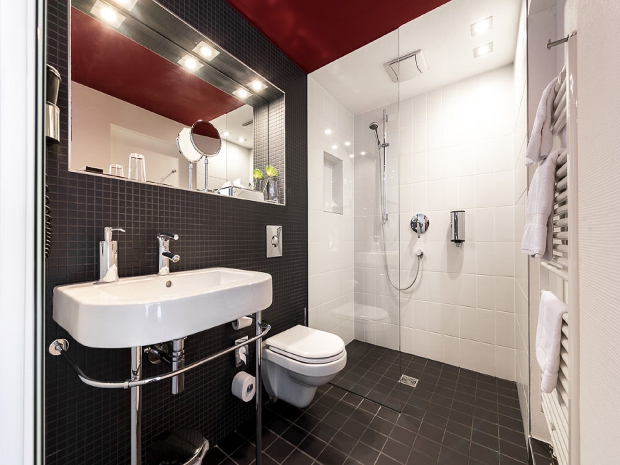 superior single room (im stammhaus) | bathroom | free toiletries, hair dryer, towels