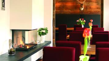 Frühstück, Mittagessen, regionale Küche, Blick auf den Garten