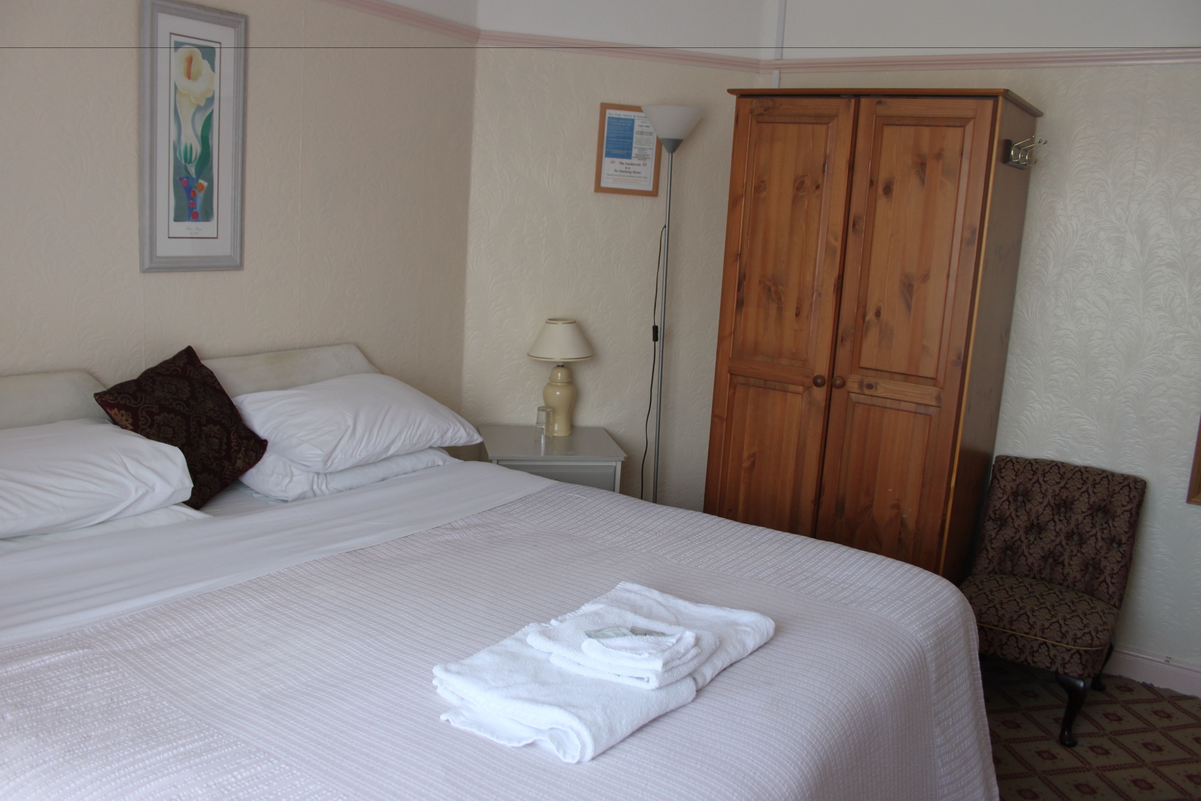 Chambre Double Confort, 1 très grand lit | Décoration personnalisée, ameublement personnalisé, bureau