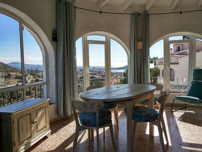 NEW LISTING!! Nice beachstyle villa Calpe,seaviews,10p(+2 in sofa), airco,WiFi